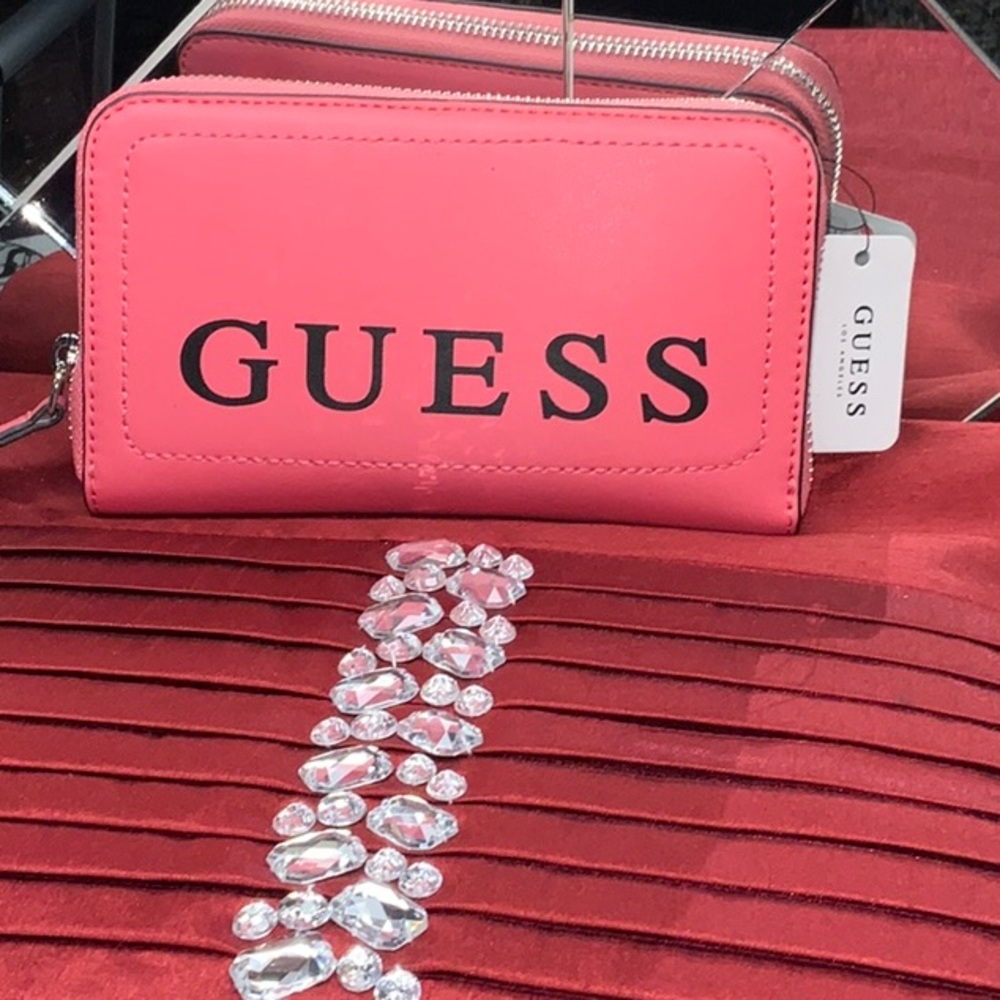 Guess crossbody wallet used only a few times
